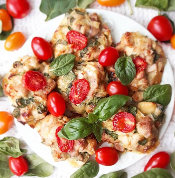 ...zapiekane placuszki… z kurczakiem, mozzarellą, pomidorkami koktajlowymi i szpinakiem🤤